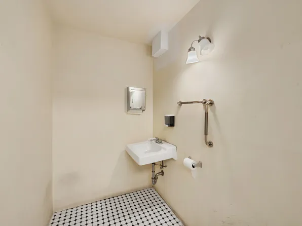 135 Ocean Parkway image 6 of 14