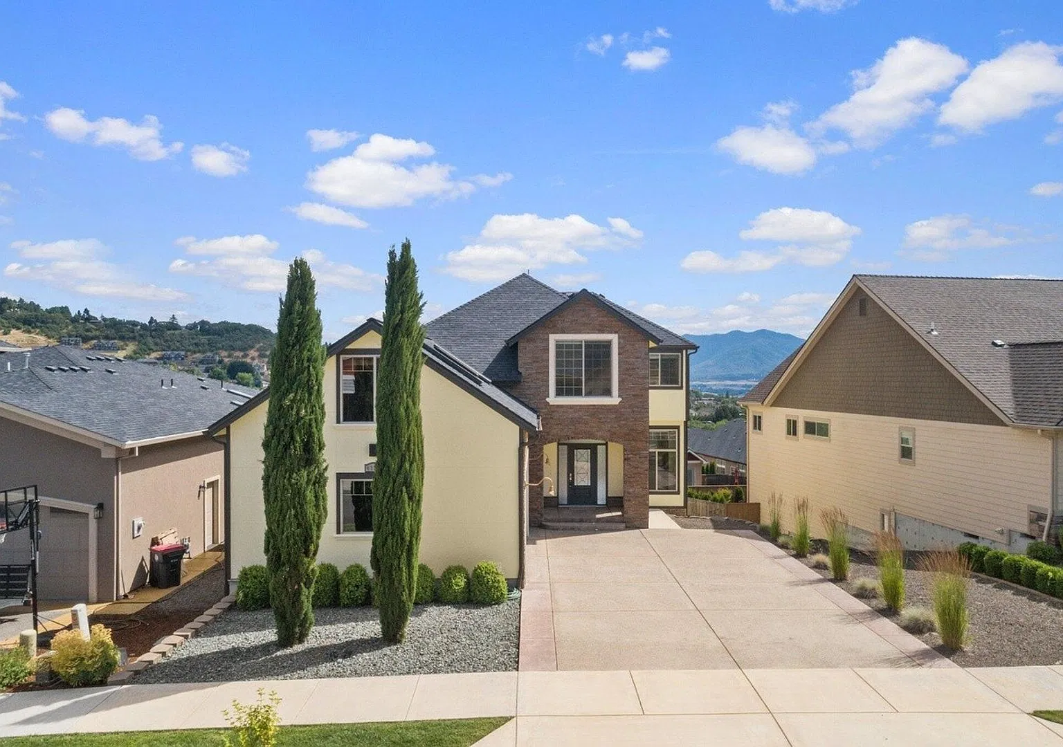Luxury East Medford Home with 4 Bedrooms, 2 Bonus Rooms & Dual Living Areas — Photo 3