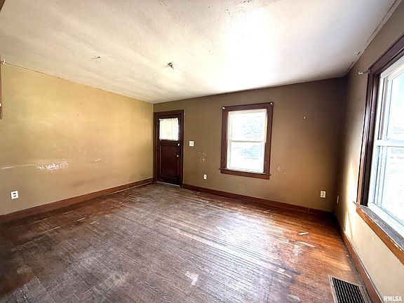 2nd image of 1802 Quaker St