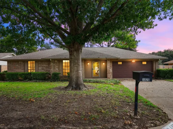 1820 Spruce Ln, Benbrook, TX 76126
