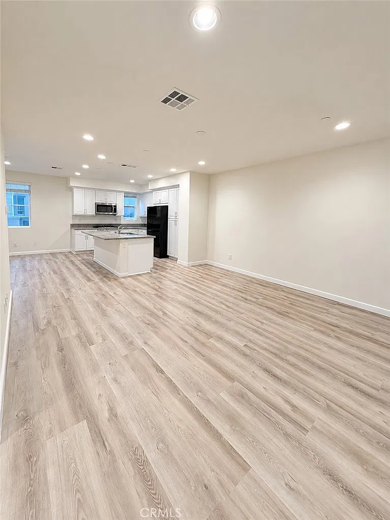 3 bed, 2.5 bath, 1614 sqft, $3,280 — Photo 4