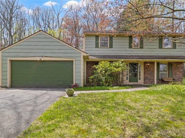 17 Chipping Rdg, Fairport, NY 14450