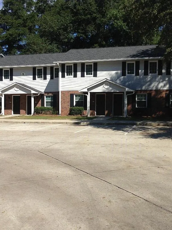 Logan Lane — Photo 1