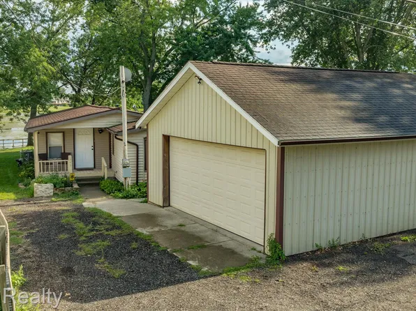 545 Norvell Beach Dr, Brooklyn, MI 49230