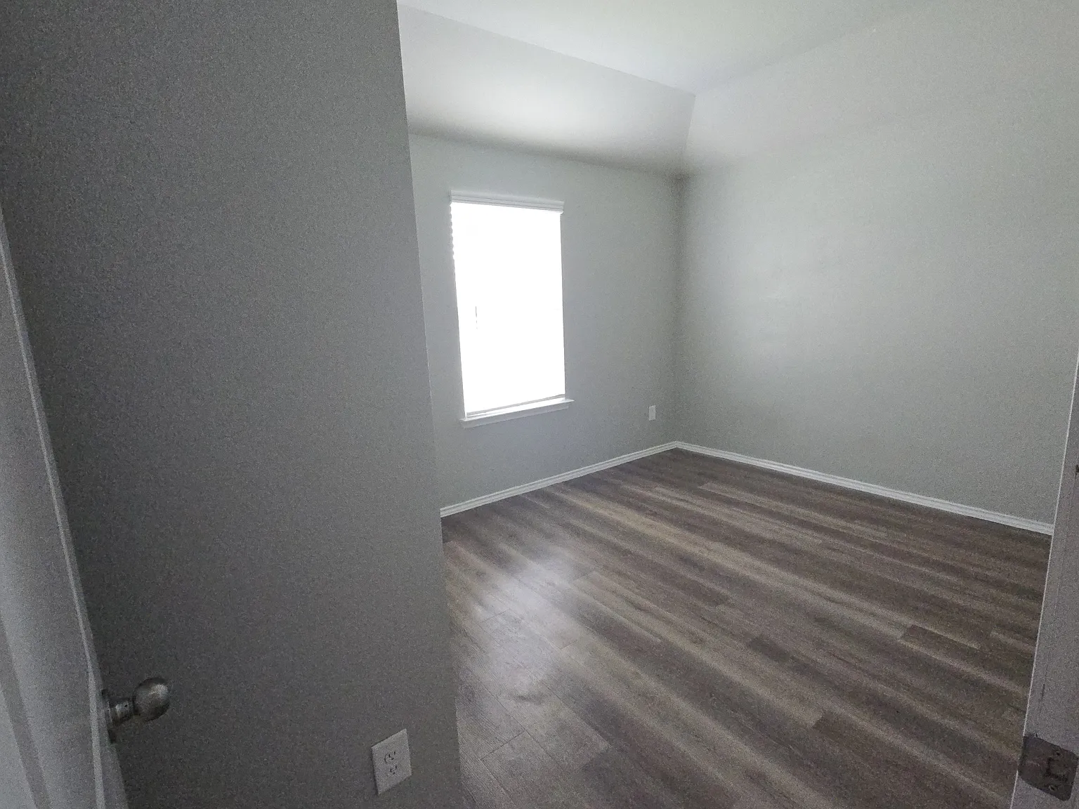 4 bed, 1976 sqft, $2,050 — Photo 3