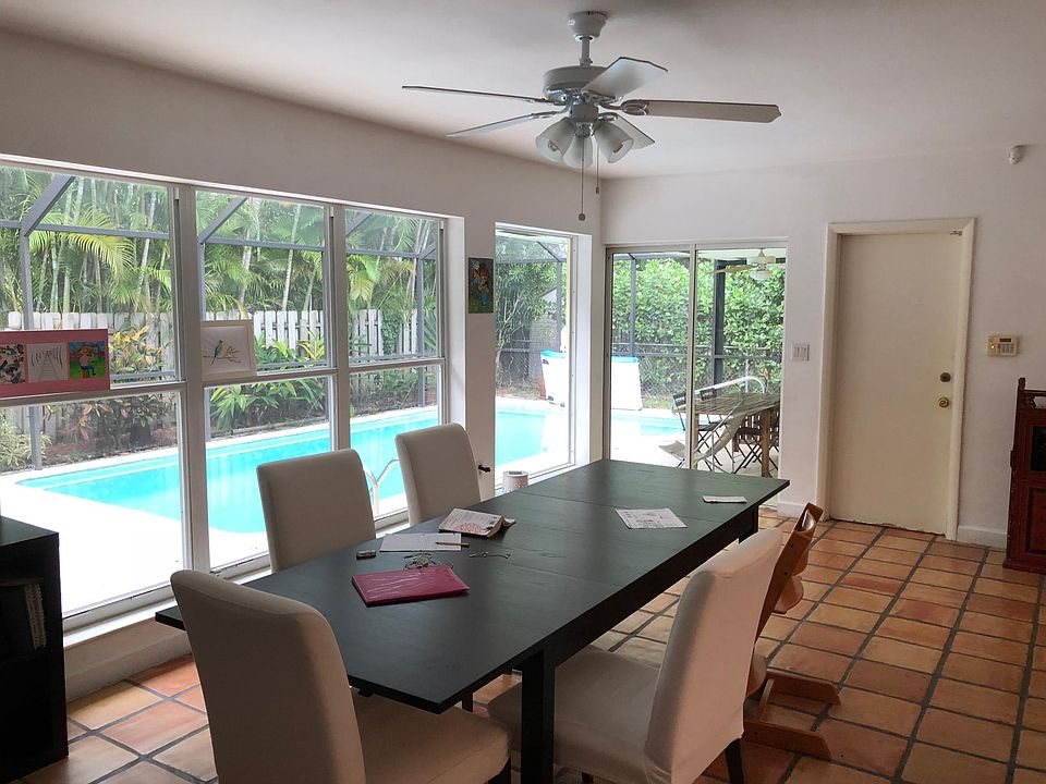 Dining with view to the pool.