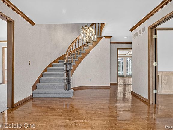 4th image of 871 Stanford Ct