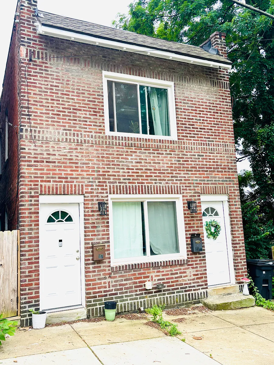 Photo 1 of 13 - 117 E Jefferson St #1 - Pittsburgh, PA Primary Photo - 117 E Jefferson St #1