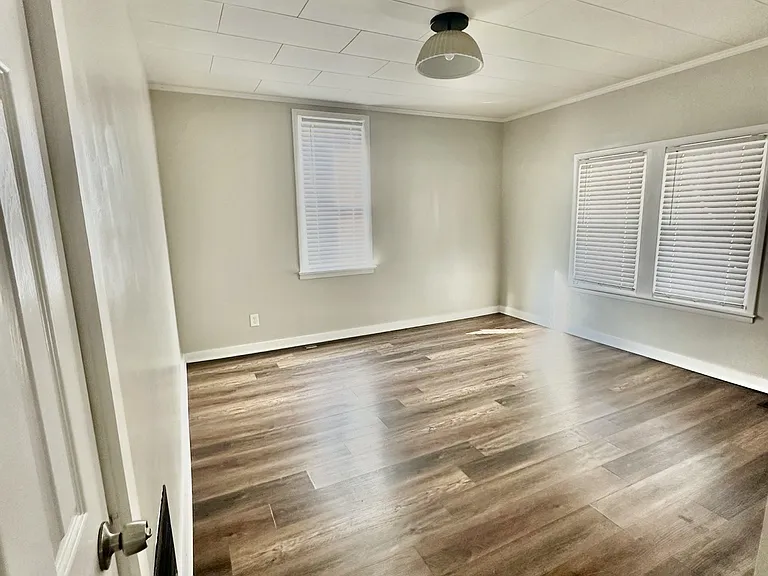 618 E Vine St — Photo 16