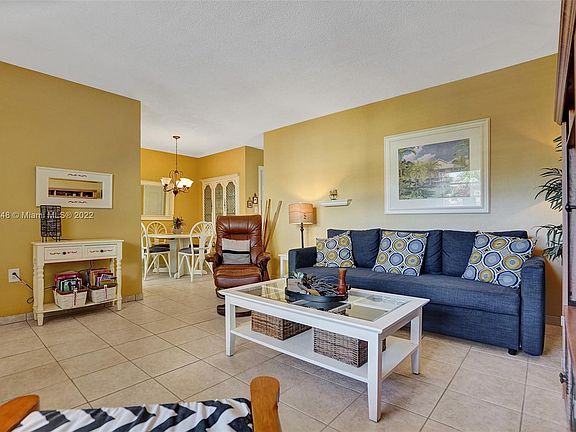 3rd image of 17090 NE 14th Ave APT 210
