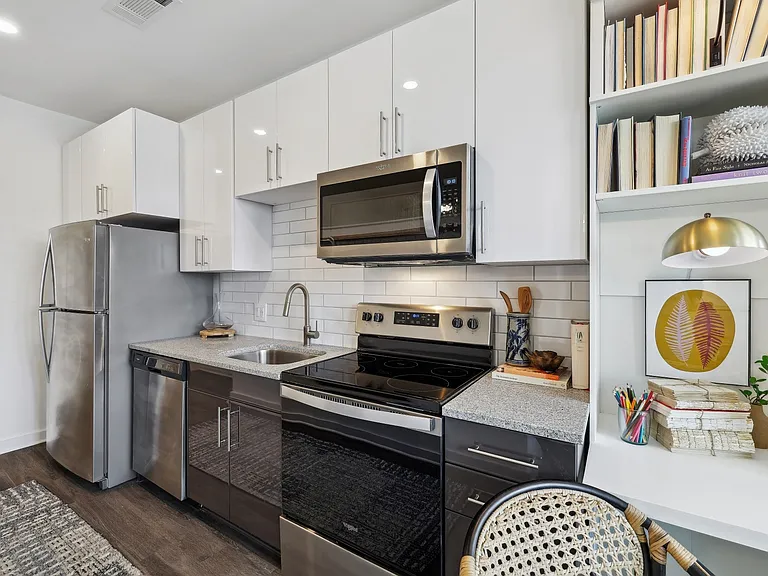 Link Apartments Broad Ave — Photo 27