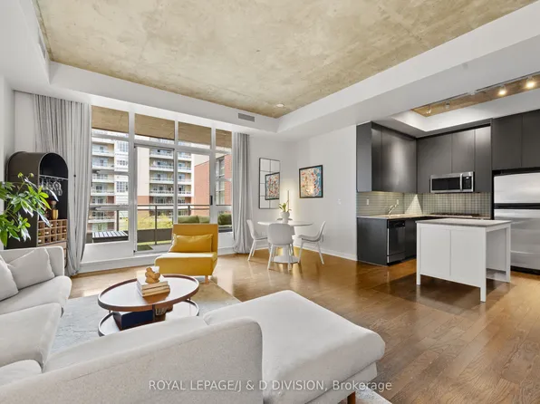 19 Brant St #508, Toronto, ON M5V 2L2