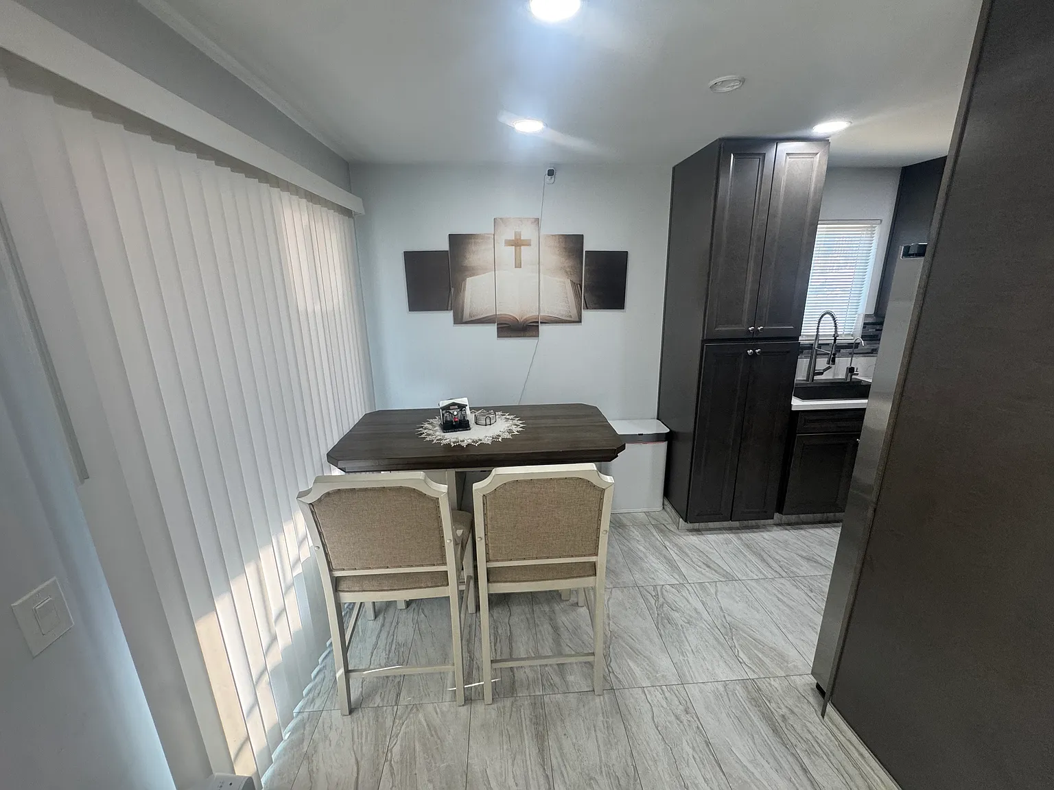 3 bed, 1067 sqft, $3,385 — Photo 3