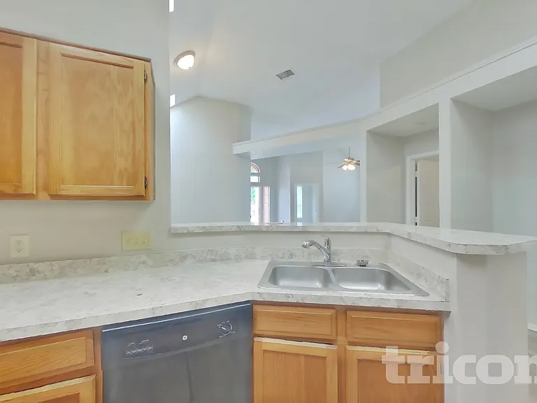 908 Winchester Ln — Photo 5