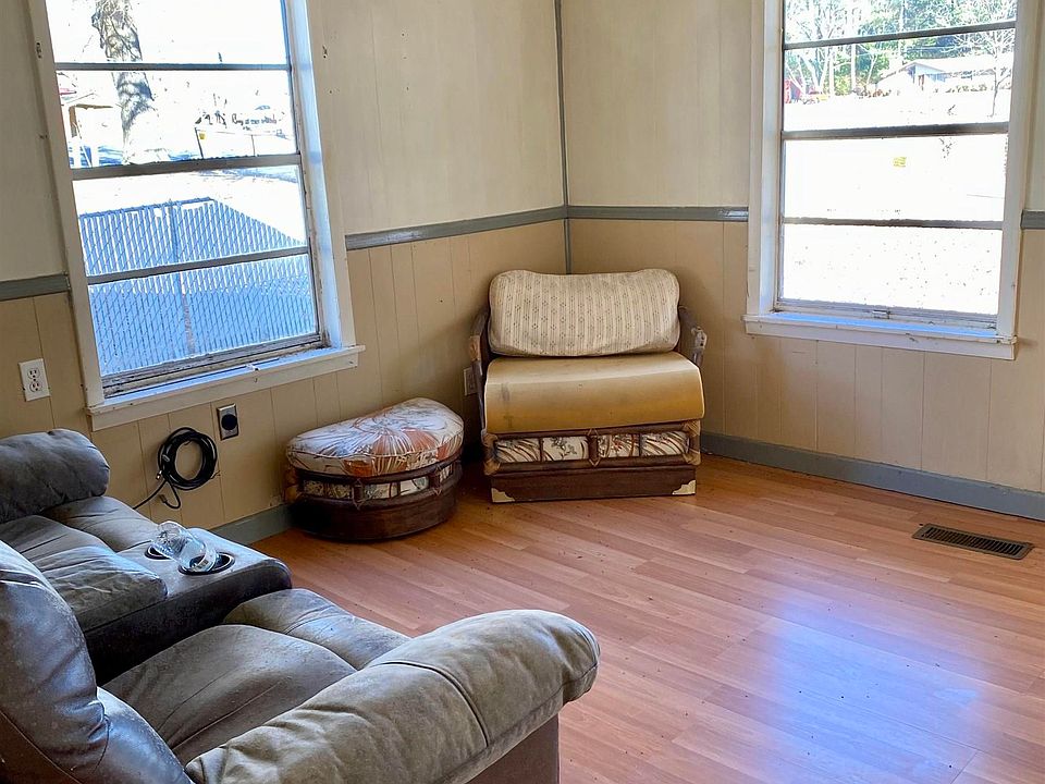 2nd image of 156 Gaines St