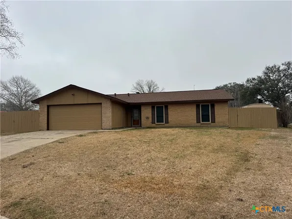 104 Alamo Cir, Cuero, TX 77954