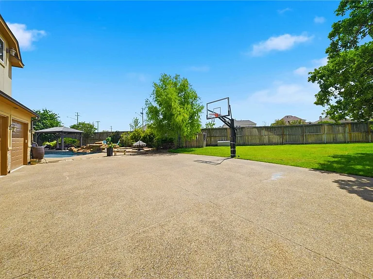 2404 Lancaster Ct — Photo 29