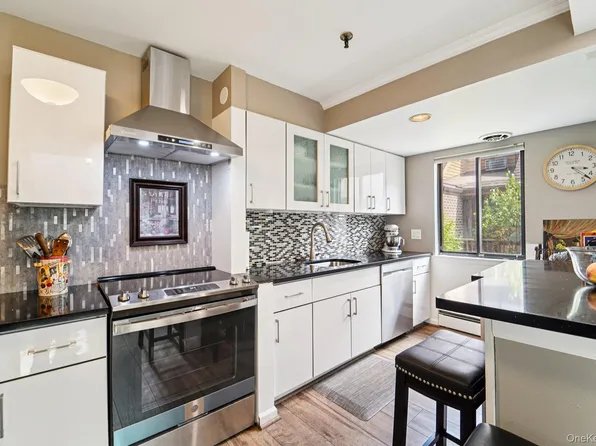 15 Greenridge Avenue #16, White Plains, NY 10605