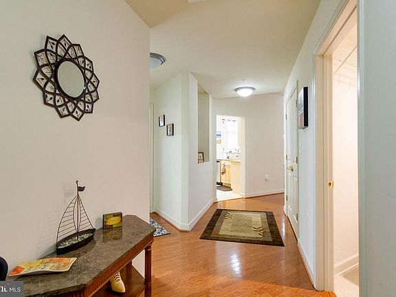 Foyer into home
