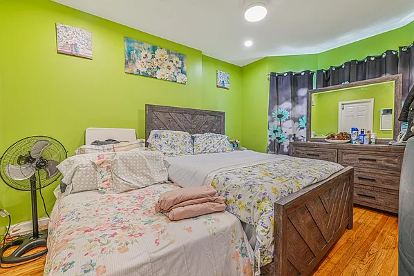Sold by Felix Joseph | media 13