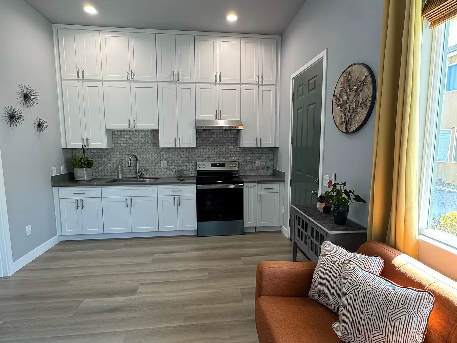 1 bed, 450 sqft, $1,900 — Photo 1