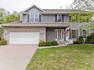 7006 Pleasant Ridge Dr SW, Cedar Rapids, IA 52404