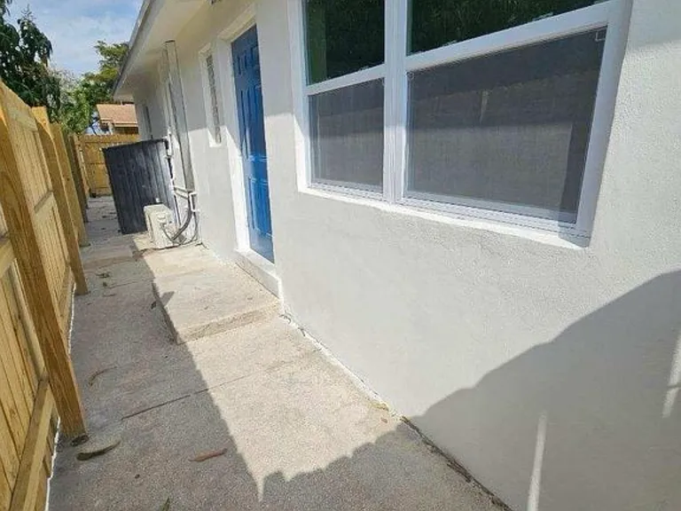 1023 N Tamarind Ave — Photo 15