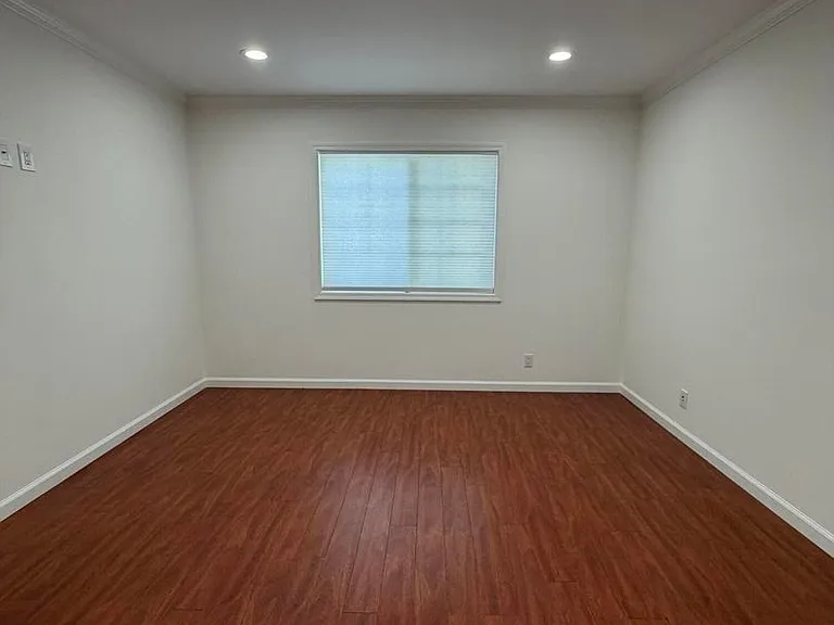 22206 Del Valle St — Photo 16