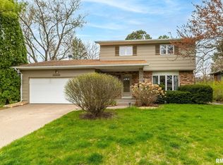 3228 Woodland Ct, Davenport, IA 52807