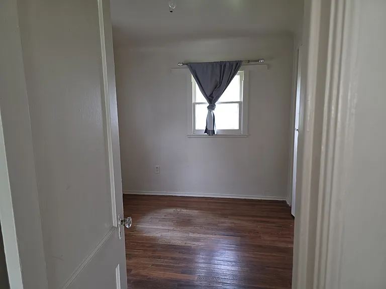 4933 Lakeshore Rd — Photo 7