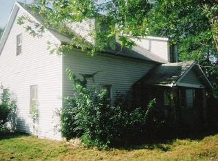 107 S Locust St, Highland, IL 62249