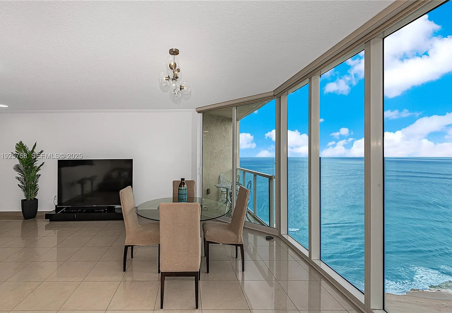 La Perla Condo — Photo 2