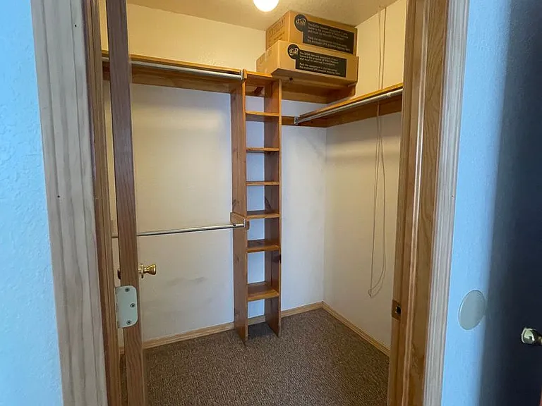 917 E Delaware Ave — Photo 4