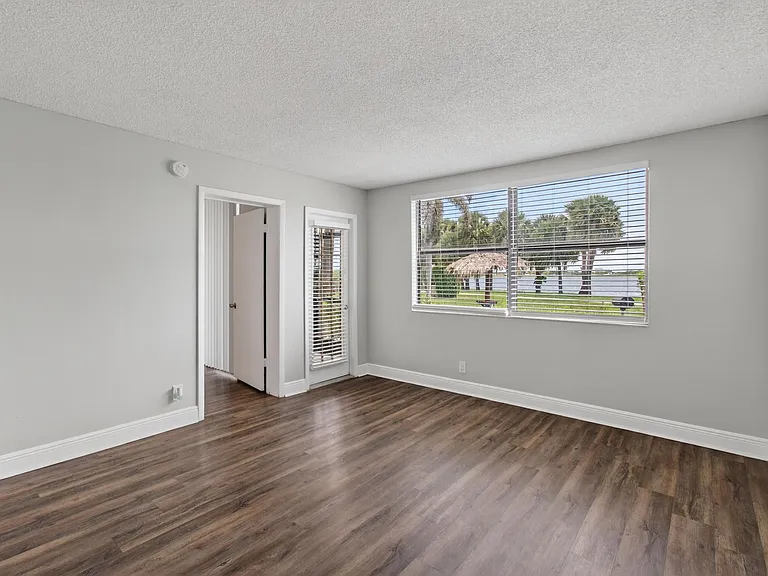 714 Executive Center Dr #13 — Photo 4