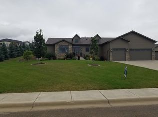 1540 Grasslands Dr, Dickinson, ND 58601