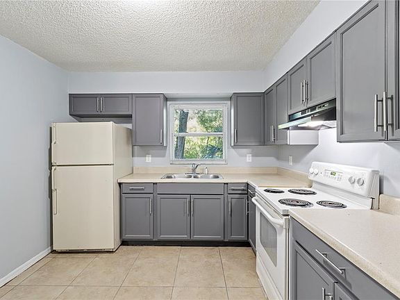 4th image of 1703 Birchwood Cir #2