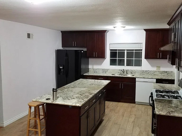 721 N Mountain View St — Photo 4