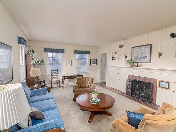 5th image of 715 Beverly Ave