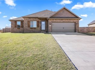 811 Pinnacle St, Prairie Grove, AR 72753
