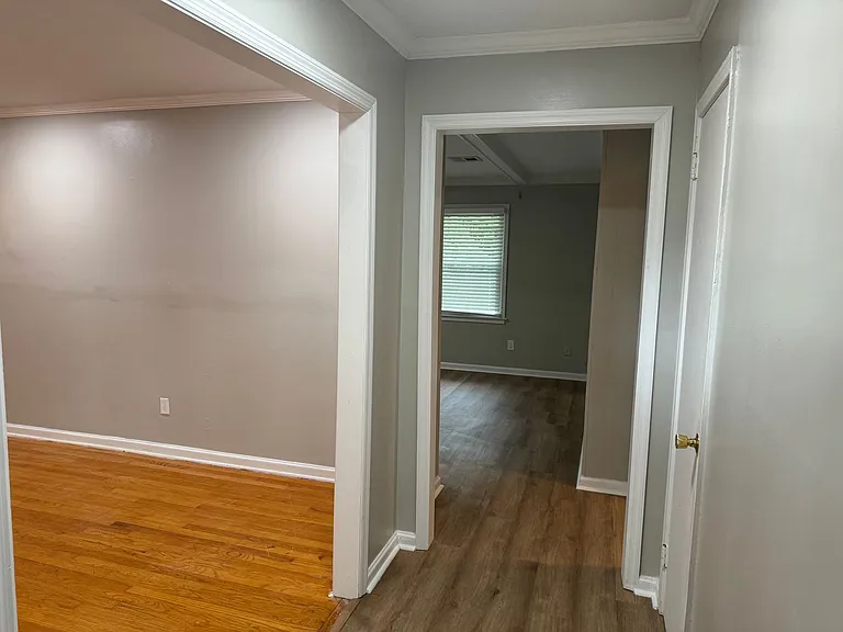 2434 Oxford Dr — Photo 3
