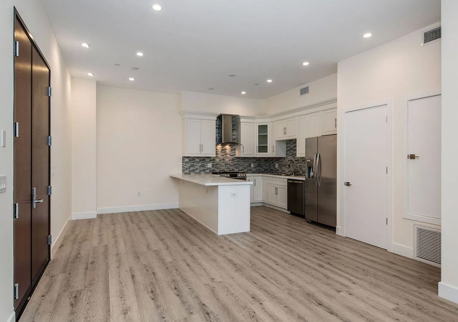Regency Holt Apartments — Photo 2