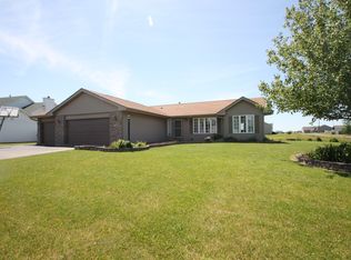138 Autumnwood Ln, Davis Junction, IL 61020