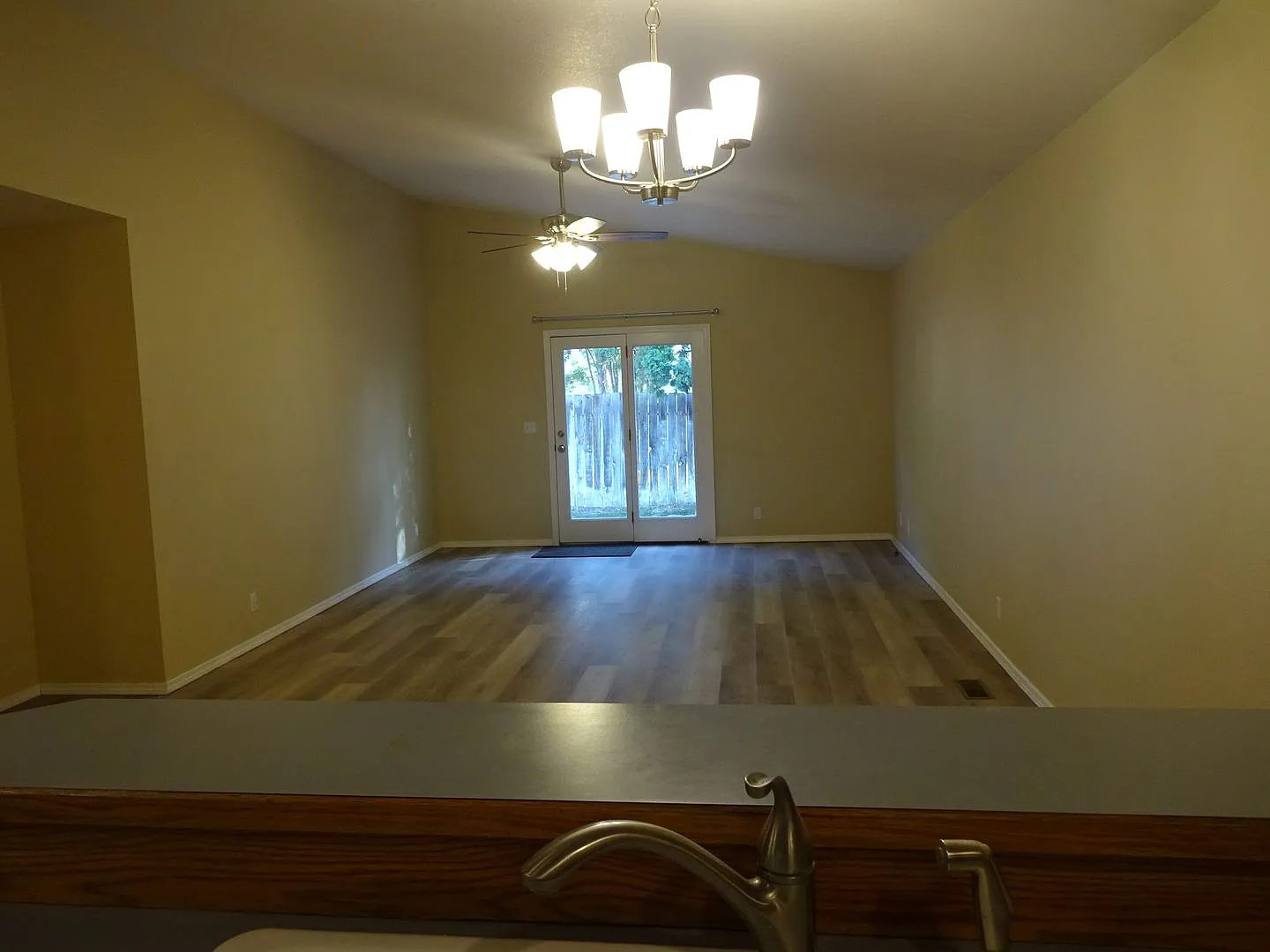 3 Bedroom Home with Garage and Private Fenced Backyard. — Photo 3
