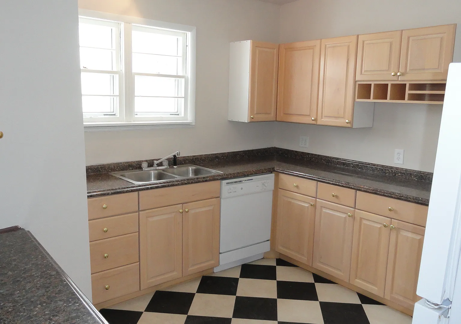 4 bed, 1.5 bath, 1700 sqft, $2,495 — Photo 2
