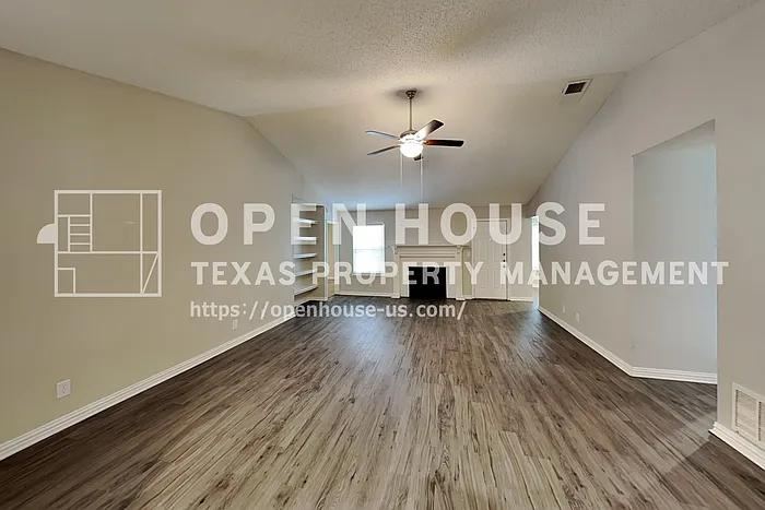 1523 Warwick Dr — Photo 3