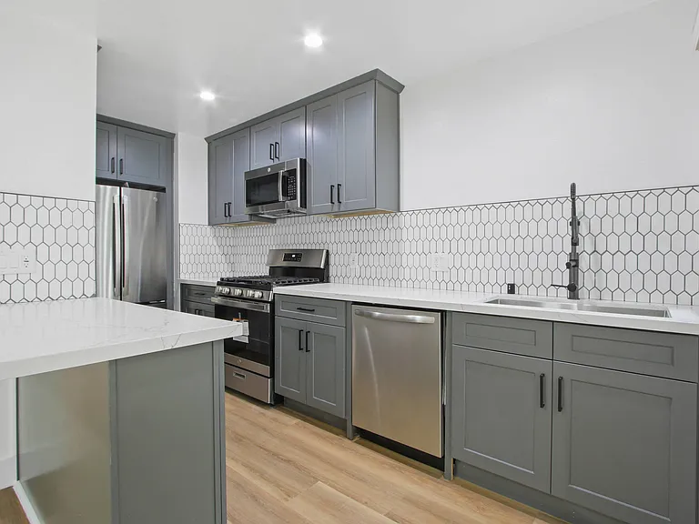 10310 Regent — Photo 21