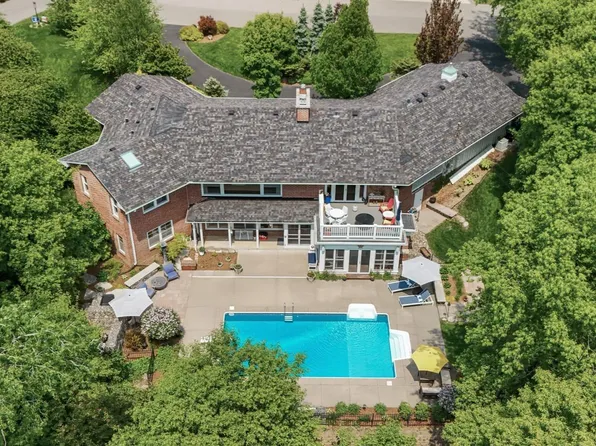 6413 Mendelssohn Ln, Hopkins, MN 55343
