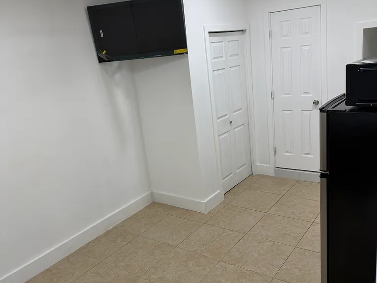 340 Hialeah Dr — Photo 6