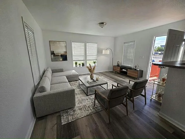 2 bed, 1.0 bath, 832 sqft, $1,625 — Photo 3