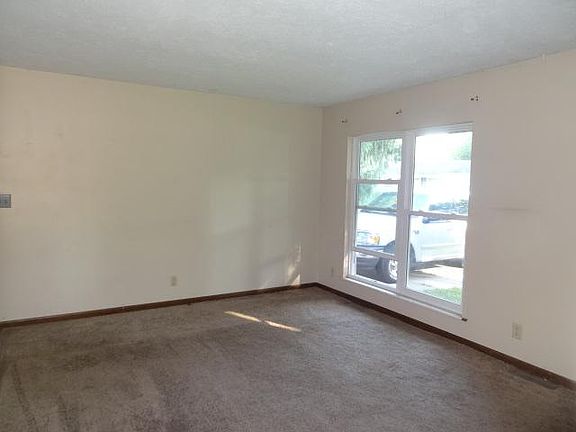 3rd image of 64 Lee Ct